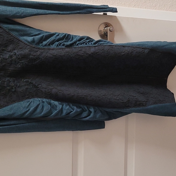 Anvrdie Long Sleeve 2 tone. Front zipper. Crunchy sides. - Picture 2 of 10